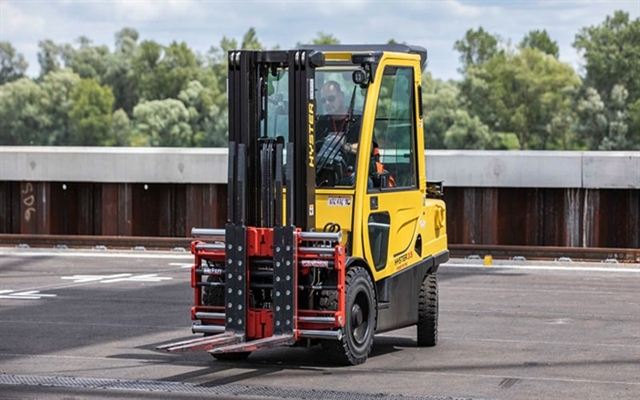 Featuring precision-machined, hard-chromed shafts and encapsulated high-performance bushings, this innovative design ensures up to 1,000 working hours between greasing intervals.