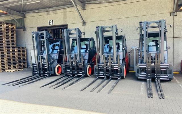 MEYER supplies a solution for every need: from standard models to tailor-made solutions designed and produced on request. MEYER engineers provide answers to many applications and requirements in multiple industries & general logistics.