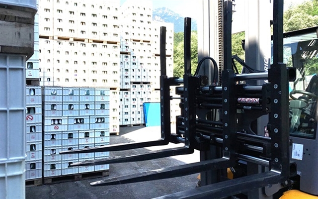 With superior visibility, synchronized fork movement, and robust construction, MEYER Single/Double Pallet Handler Model 6-52 ensures fast, safe, and damage-free operations.