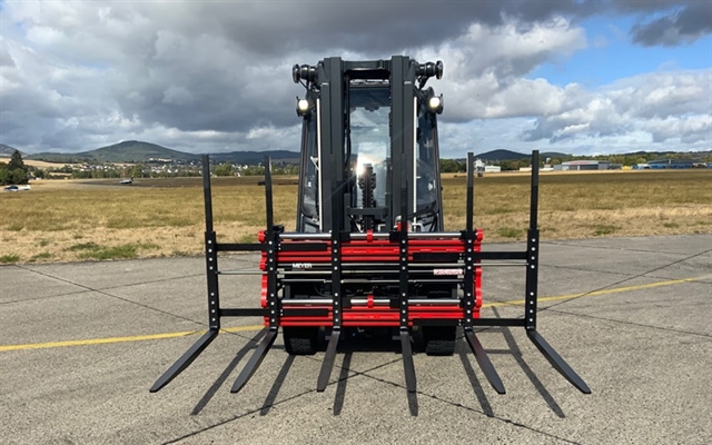 The reduction of downtime in Logistic and maintenance costs is possible, thanks to the combination of the unique shaft guided system and the new service optimized sideshifter concept.