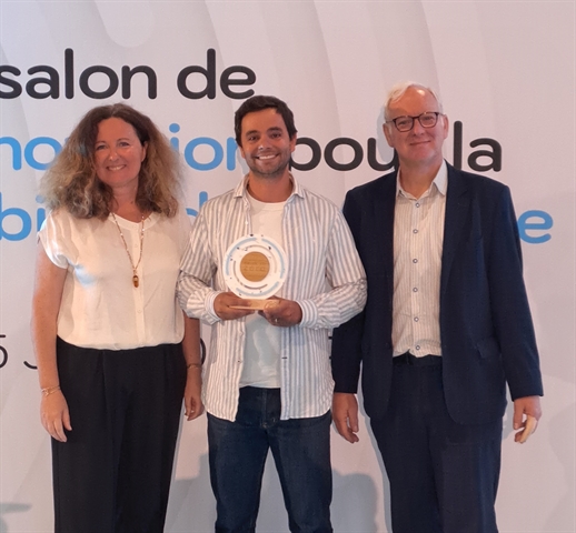 Gabriel Raffour, services innovation manager at Manitou Group (centre) accepts the award