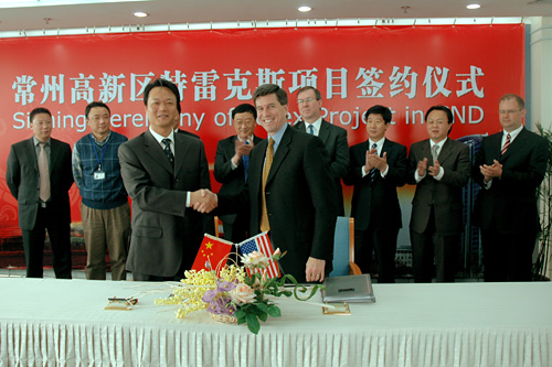 Tim Ford, president of Terex AWP, and Vincent Dai, vice director of Changzhou National Hi-Tech District (CND) at the official signing ceremony of the new Changzhou manufacturing facility.