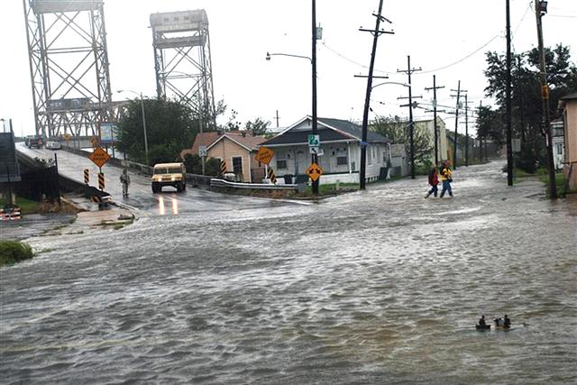 Members of the Louisiana National Guard set up a road block in the upper 9th Ward of New Orleans as water in the Industrial Canal starts to overtop the levees.<br />U.S. Army photo by Sgt. Michael L. Owens