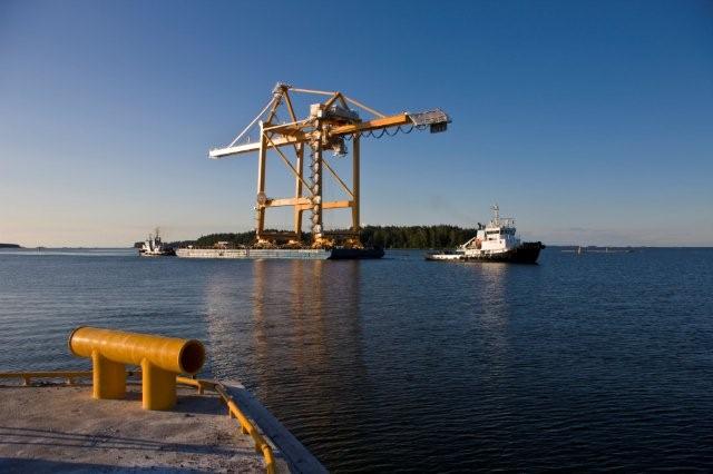 STS BoxHunter crane on barge to Vuosaari