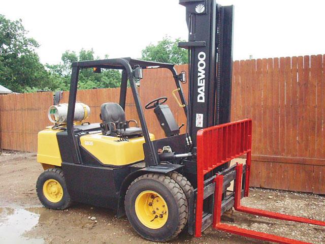 An Arkansas buyer successfully bid USD10,500 to buy this 2001 Daewoo forklift through the Ritchie Bros. auction in Texas