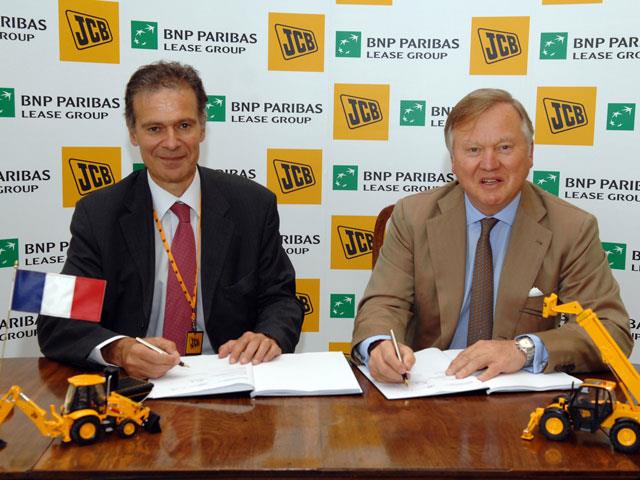 (L-R) Bertrand Gousset and David Miller signing the joint venture agreement.