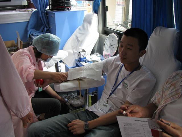 A Ningbo Ruyi worker donating blood to help China's earthquake victims.
