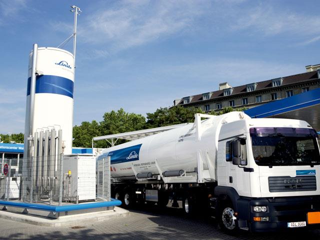Container vehicle for liquid hydrogen at hydrogen rufuelling station of ARAL/CEP Berlin.