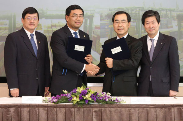 (L-R) Kuah Boon Wee, PSA Southeast Asia & Singapore Terminals's CEO; Tan Puay Hin, PSA Singapore Terminals's COO; Kyung-Ho Park, Doosan Heavy's executive vice chairman; and Yong-Gyun Chung, Doosan Heavy's materials handling unit's vice president.