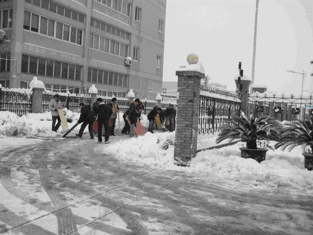 Staff cleaning up the snow at EP Equipment in Hangzhou