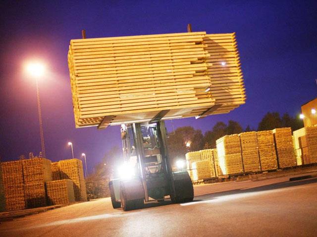 Kalmar has won an order from Södra for 32 forklifts for wood and pulp handling.