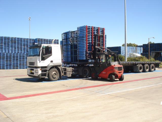 Forklift unloads CHEP pallets at Rosehill service centre