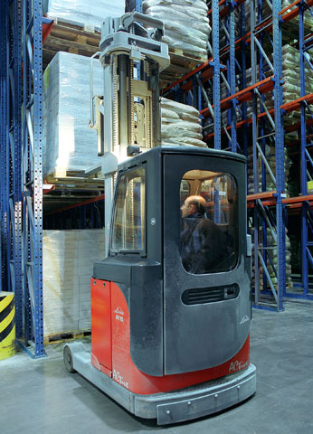 A Linde forklift at work in a cold environment.