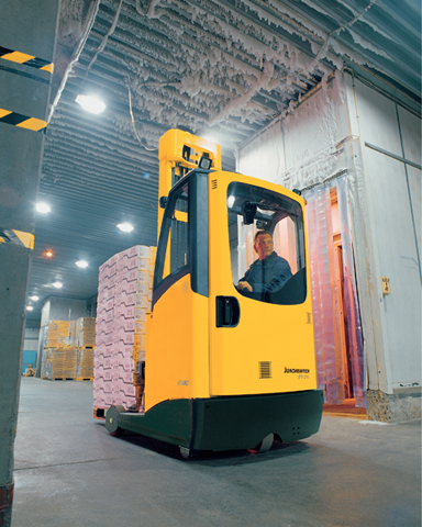 Jungheinrich ETV 216 working in a cold room.