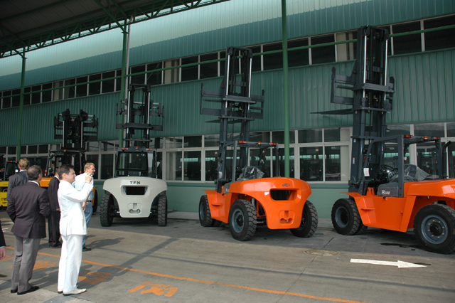 Dealers examine the Hungcha range during their factory visit.