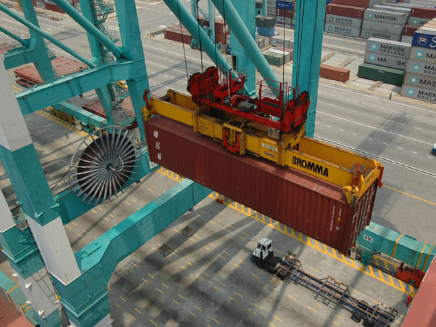 Bromma's STS45 twin-lift spreader in action.