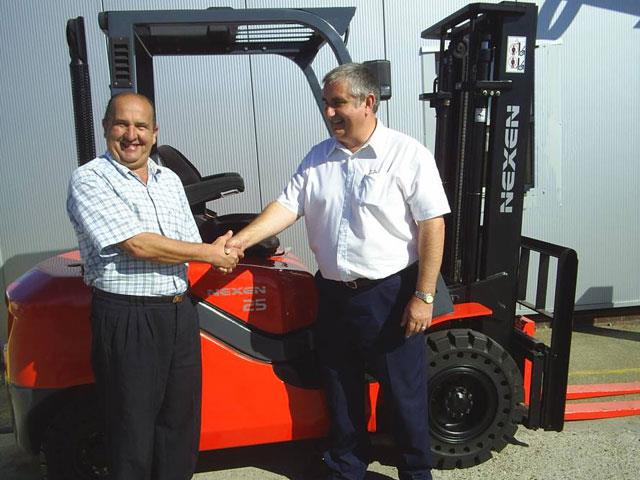 Juake Ferrari from Nexen Lift Trucks' Brazilian dealership sealing the deal with his customer.