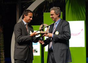 Alexandre Saubot receiving the award from Gilles Poncet