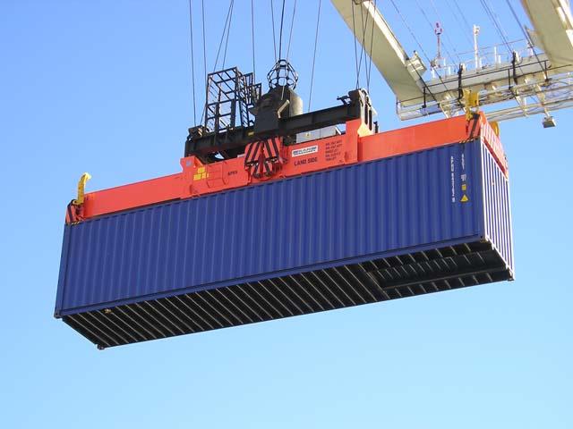 One of APL's three RAM 2640 TwinLift spreaders