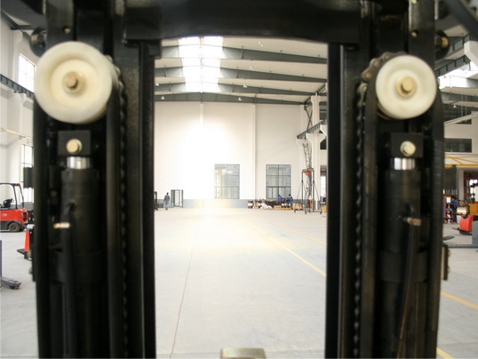 Flow limiting control valves regulate carriage