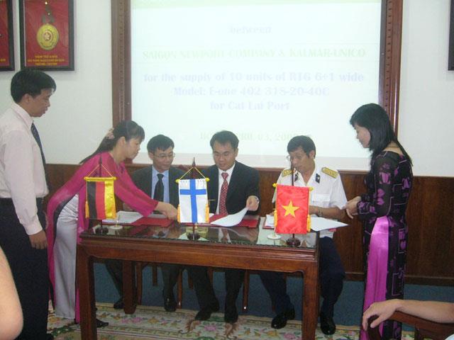 In a signing ceremony with Saigon Newport officials, Kalmar agrees to deliver ten E-One RTGs to the company's Tan Cang-Cat Lai container terminal