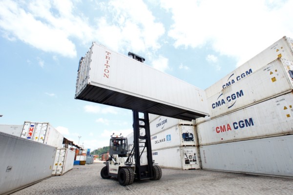 The Terex FDC 18K6 is equipped with a hydraulic side spreader for 20 and 40-foot containers.