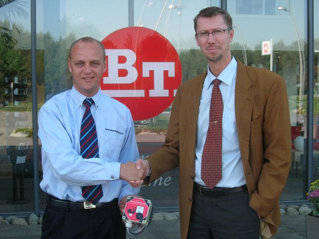 Peter van Buren from Shockswitch and Mats Nilsson from BT after signing their contract.