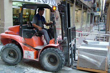 A Mast Explorer forklift operating in the centre of Murcia.