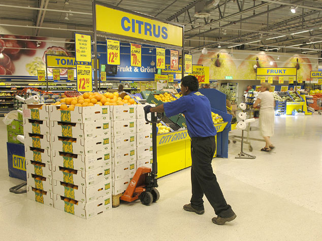 The LHM230 working in a fruit and vegetable market.