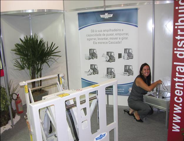 Mariana Vassão putting some finishing<br />touches on the booth.
