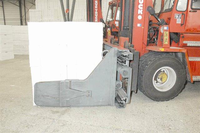 Arduous applications: pulp bale clamps (10-ton capacity at 800 mm load centre) operating on 16 ton trucks