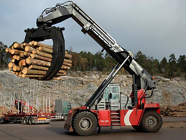 The Kalmar RTD3026 log stacker.