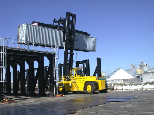 The Svetruck S1150/225 entering rack area on rail barge.