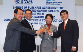 DHI Vice President Hong Seong-eun (second from left) toasts with Mr. Grace Fu, Branch Manager PSA of Singapore.