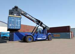 <b>CVS Ferrari’s new family of reach stackers</b>