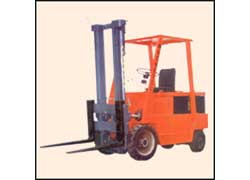 The R1020EX battery-powered forklift.