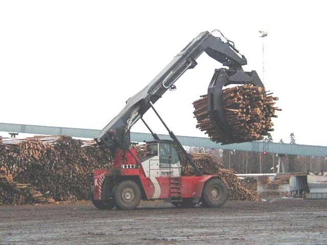 A Kalmar RTD 3026 log stacker with a lifting capacity between 15,000kg and 30,000kg.