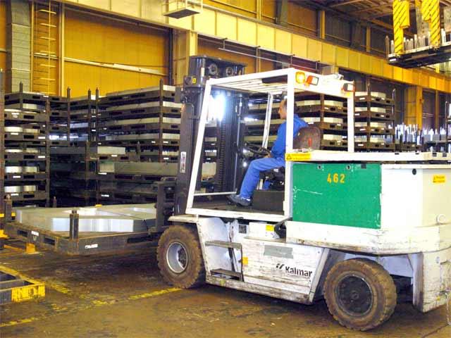 To attain maximum loads of 7t and 9t at 600 mm LSP, the counterweights on the Kalmar forklifts are leaded.