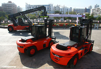 Conference participants from Asia Pacific and Latin America viewed new products and watched forklift demonstrations at Linde's Xiamen facility.