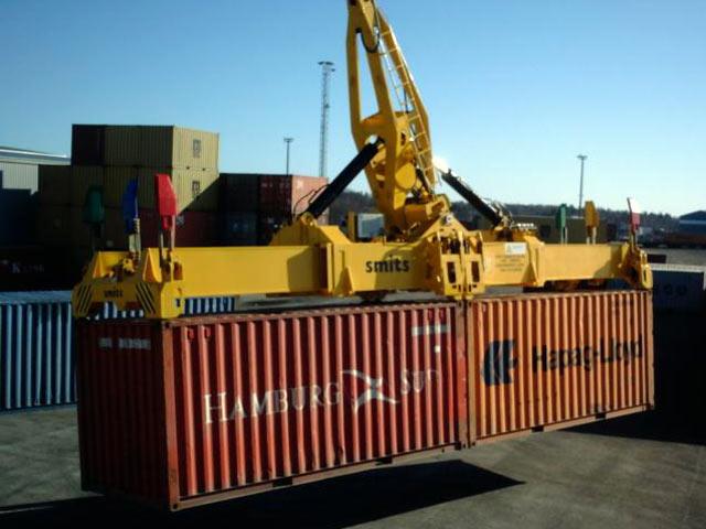 Smits claims its new spreader eases loading and unloading listing ships.