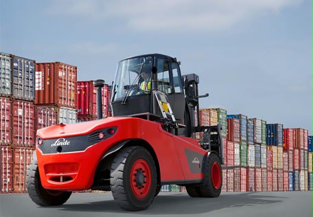 Linde MH shows off its most recent heavy-duty trucks on an Eastern European roadshow.