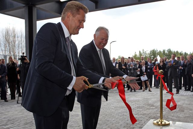 JCB CEO Alan Blake (right) officially opens the new premises for Stroykomplekt.