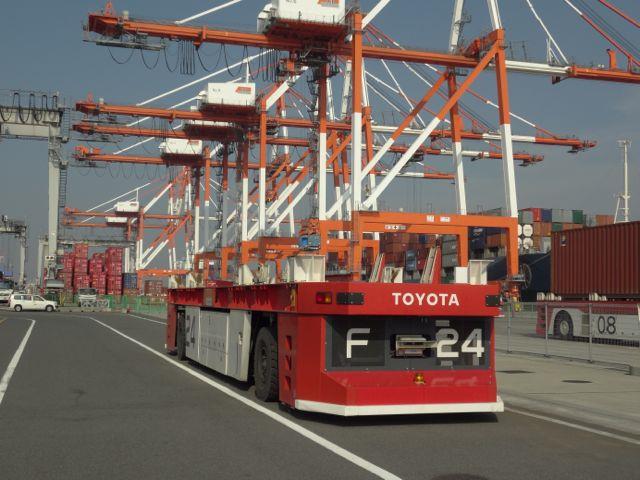 Toyota's container handling AGV won the 2012 Good Design Gold Award in 2012.