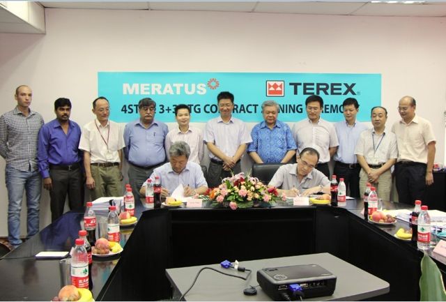 (L-R) Sjarif Hadiwidjaja, managing director of Meratus Lines and Jerry Fann, sales director for South Asia of Terex Port Solutions division.