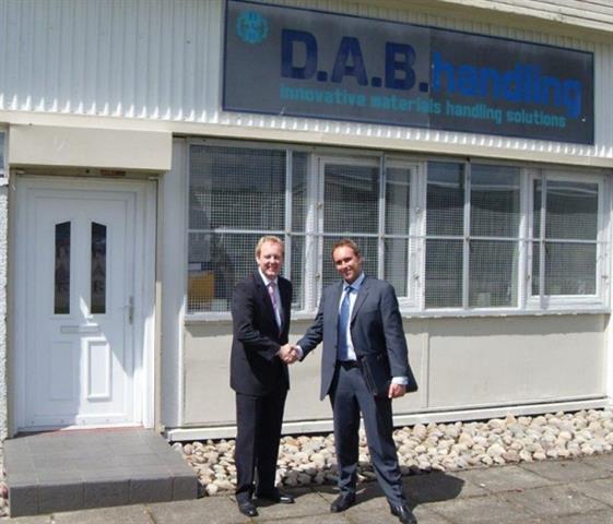 Lee Hemphill of DAB Handling and Alex Davies from Maxim agree on dealership for Baoli trucks. Click to enlarge image