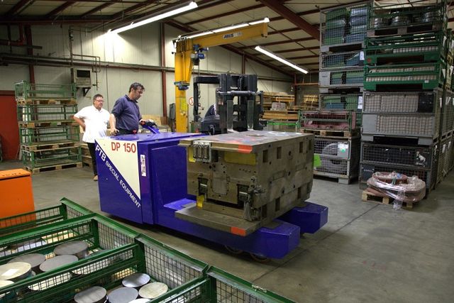 Heavy pallet truck lifts automotive industry