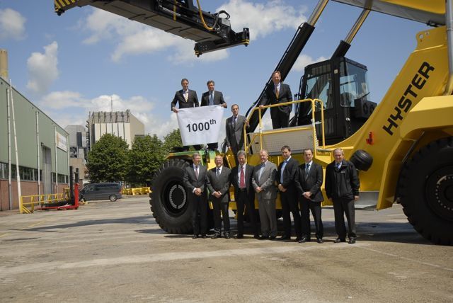 The 1,000th big truck that Hyster produced leaves the Njimegen plant.