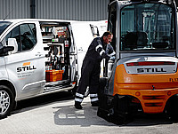 STILL uses the Ford Transit Custom vans to transport tools like jacks, spares and lubricants.