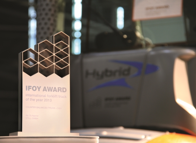 The Award of the premier class, the IFOY Award for the RX 70 Hybrid in the category for counterbalanced forklift trucks up to 3.5 tons.
