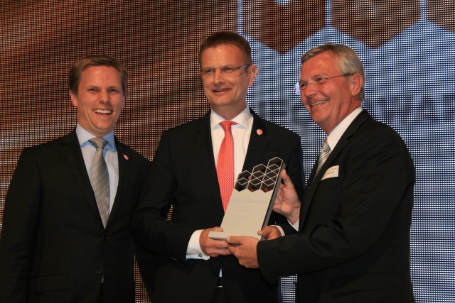 Thomas A. Fischer (CSO STILL GmbH) and Nikolaus Michelsen (CFO STILL GmbH) received the IFOY Award for the RX 70 Hybrid from Prof. Dr. Michael ten Hompel.
